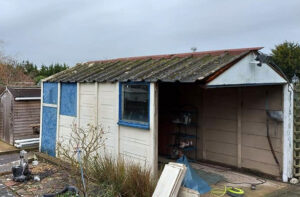 Dachsanierung alter Gartenlauben – Was tun bei Asbest?